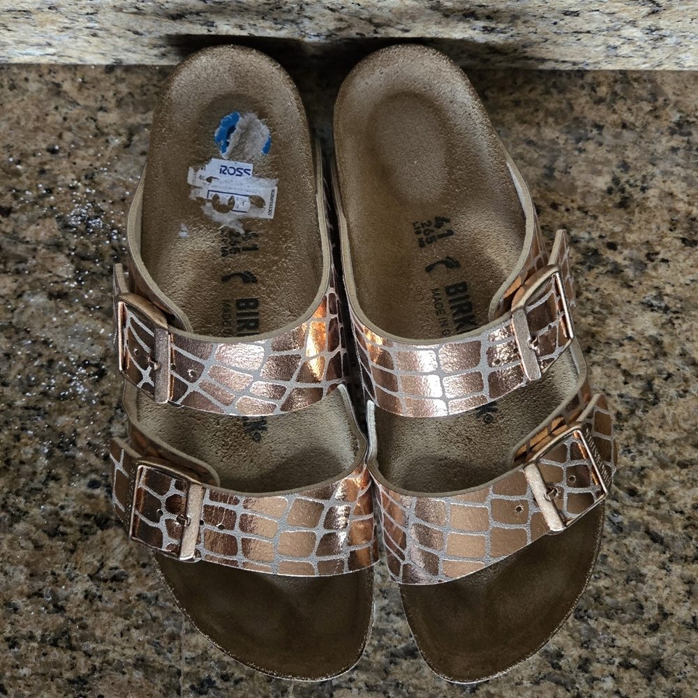 Birkenstock Arizona in rose gold croc